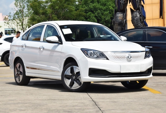 berline AEOLUS E70 de voitures électriques de Dongfeng de long terme de 120kw 230NM